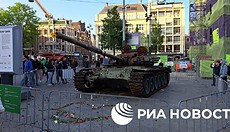В Амстердаме перед российским танком выложили сердце из цветов